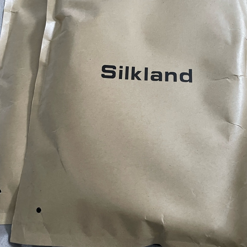 2 NIB SilkLand Tan DisplayPort 80 Gbps 5.5 feet Cables, both new.